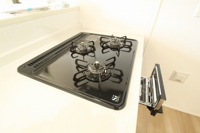 介良乙　新築戸建　3号棟【太陽光発電システム】（全3区画）　のキッチン|3口コンロ&グリル