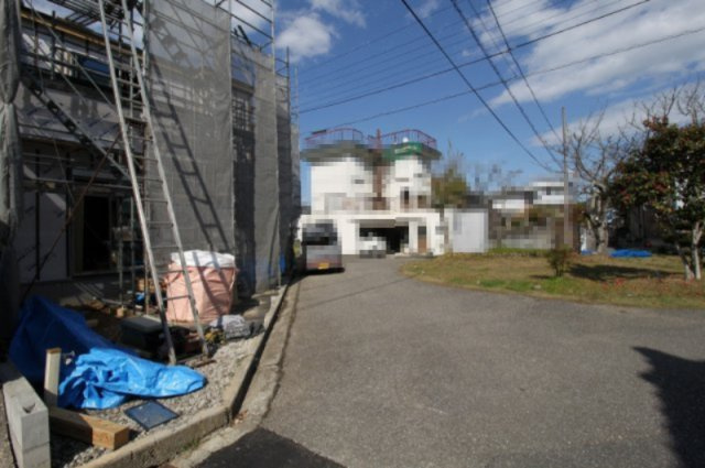 介良乙　3号棟　新築戸建（全3区画）　の前面道路含む現地写真|造成中　3号棟　土地面積　104.84㎡　（約31.71坪）