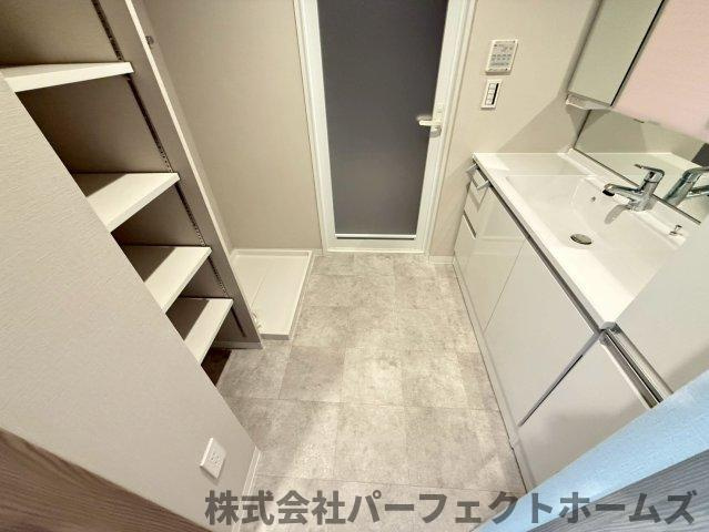 ロイヤルメドゥ香里園タワーの洗面所|明るい洗面所です