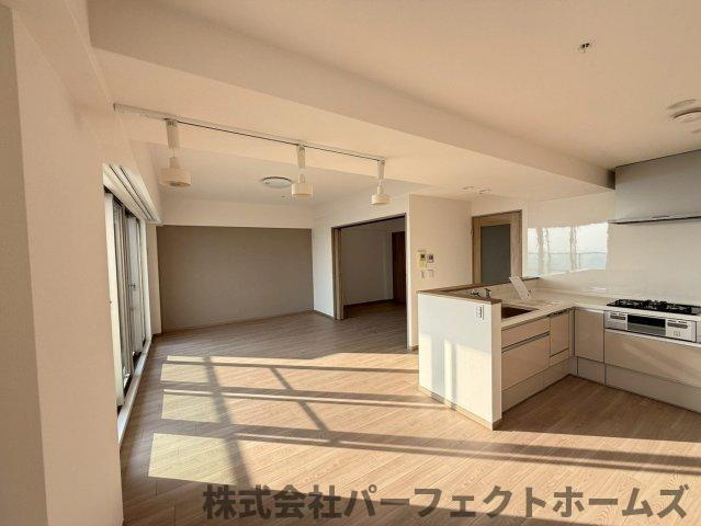 ロイヤルメドゥ香里園タワーの居間・リビング|ゆったり過ごせる居間です