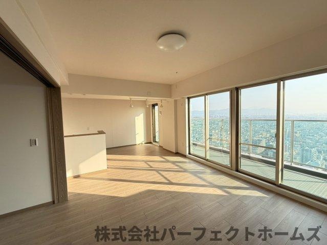 ロイヤルメドゥ香里園タワーの内装|明るい室内です