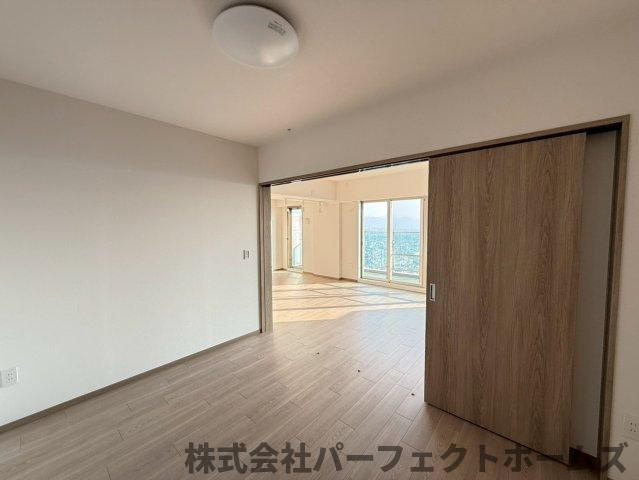 ロイヤルメドゥ香里園タワーの洋室|使い勝手のいい洋室です