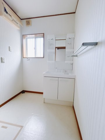 【中古戸建】高崎市剣崎町の独立洗面台|■洗面室｜大きな鏡で朝の身支度もラクラク♪毎日の忙しい準備が楽しくなる洗面所です(^^♪