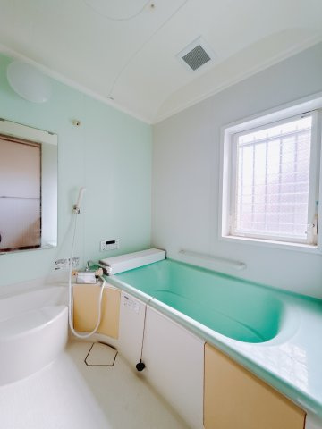 【中古戸建】高崎市剣崎町の浴室|■浴室｜デザイン性に優れた浴室♪1日の疲れを癒す、ゆったりとしたバスタイムをぜひお過ごしください(*＾＾*)大きな窓付きで嬉しい♪