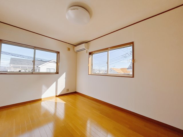 【中古戸建】高崎市剣崎町の洋室|■2階洋室｜お子様の一人部屋にピッタリな洋室。木のぬくもりを感じるフローリングは、天然木の味わいが時とともに深みを増していきます。また、傷にも強く、フリーワックスでお手入れもラクラクです♪