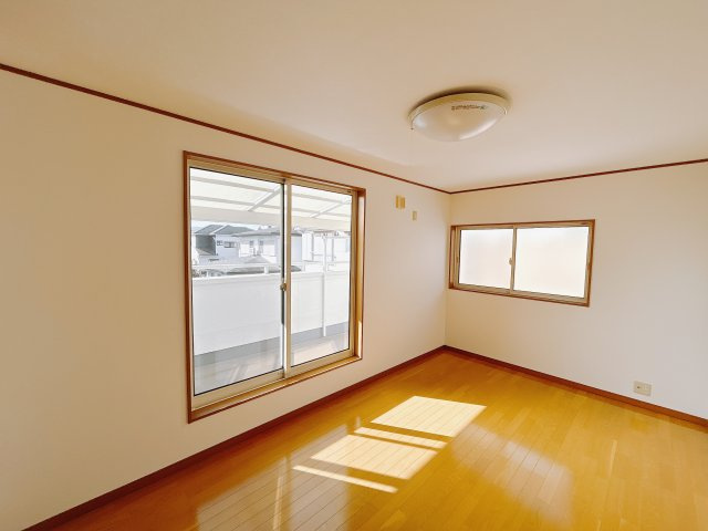 【中古戸建】高崎市剣崎町の洋室|■2階洋室｜ナチュラルカラーの床です。模様替えなどとても楽しく工夫できます♪陽当たり、風通しもとても良いので毎日快適な生活スタートです！子供部屋にも良いですね♪