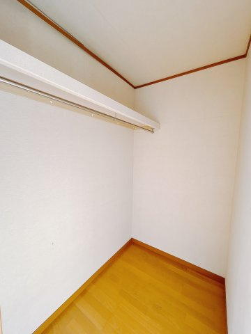 【中古戸建】高崎市剣崎町の収納|■WIC｜主寝室には夢のウォークインがございます♪お洋服やバッグだけでなく、増えていくお洋服やご家族での思い出の品もしっかりと収納します( ＾＾ )