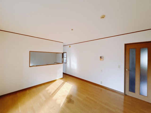 【中古戸建】高崎市剣崎町の居間・リビング|■リビング｜時の流れと共に陽射しは装いを変え空間に新たな彩りを与えます。一日中家に居ても飽きることなく過ごすことができる素敵な空間です♪