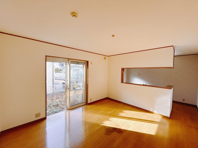 【中古戸建】高崎市剣崎町の居間・リビング|■リビング｜落ち着きのある表情を見せるリビングダイニング。太陽の光がたっぷり差し込むリビングは、自然とご家族が集まる居心地の良い空間です。