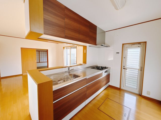 【中古戸建】高崎市剣崎町のキッチン|■キッチン｜作業がはかどる広々カウンタースペース。会話がはずむ「オープンキッチン」なので家族とのコミュニケーションも活発になります。