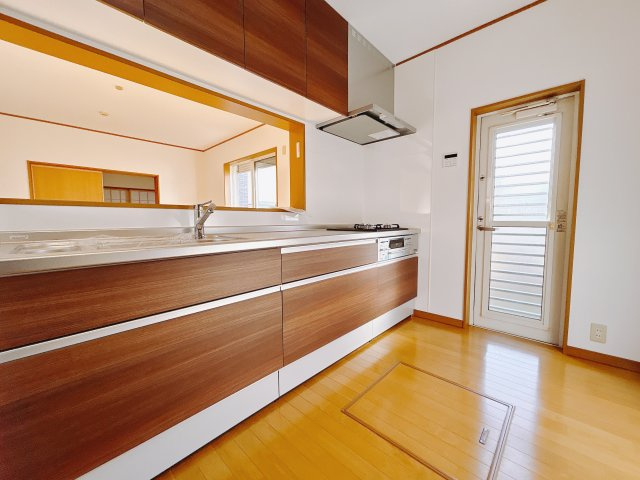 【中古戸建】高崎市剣崎町のキッチン|■キッチン｜ワークトップの幅が広く、お子様といっしょにお料理をつくったり、ちょっとしたパーティーも楽しめます。フラットなのでお掃除がしやすいのもポイントです♪