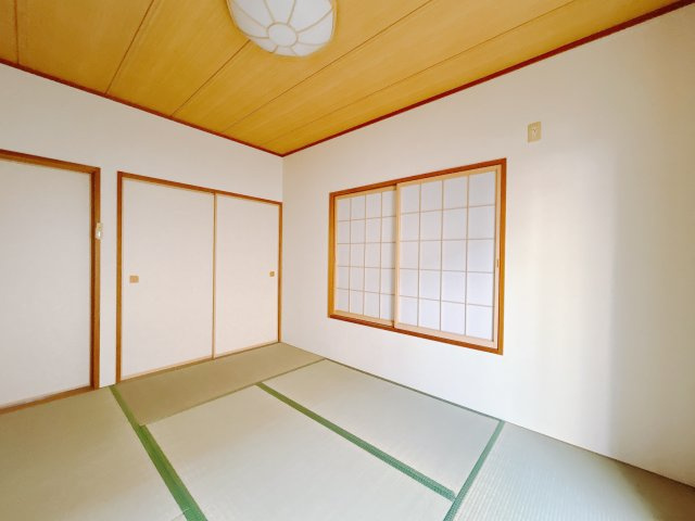 【中古戸建】高崎市剣崎町の和室|■1階和室｜「続き間の和室」は子育て世代にこそ適しています。お子様のお昼寝スペースや、洗濯物をたたむのに便利です。客間やリビングの延長としても使えます。