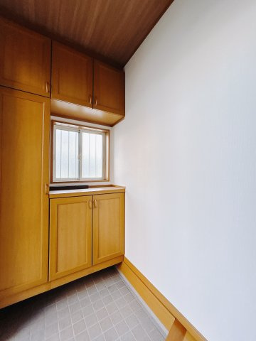 【中古戸建】高崎市剣崎町の玄関|■玄関｜「玄関から、我が家を心地よく。自然の風や光を感じられる気持ちのいい玄関へ。」永く居心地のいい暮らしを演出する快適性能と安心を両立させたドアを採用しました！
