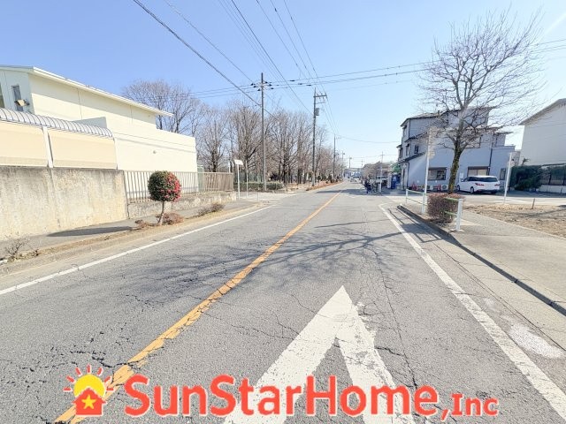 【サンスターホーム】福生市加美平1丁目　オール電化新築戸建の前面道路含む現地写真