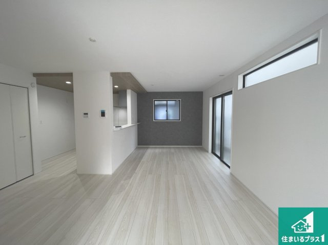 ★現地見学可能！★大津市坂本　新築一戸建ての居間・リビング|日当たり良好の明るいリビングで朝の目覚めもスッキリできそう！対面キッチンでご家族のコミュニケーションも自然と増える設計！小さなお子様が遊ぶスペースを作っても広々とくつろげるLDK！