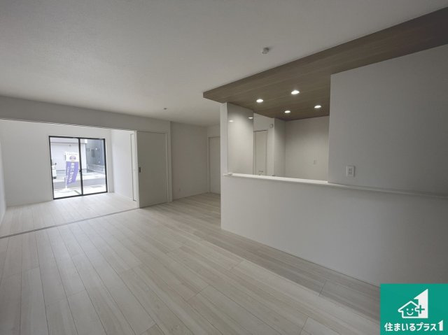 ★現地見学可能！★大津市坂本　新築一戸建ての居間・リビング|シンプルなリビングは、観葉植物等のインテリアを楽しめますね！パパ好みにも、ママ好みにも家具次第で雰囲気を変えることができます！