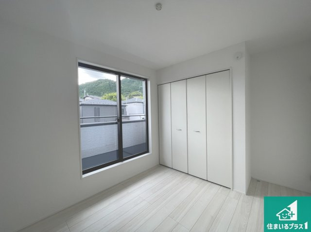 ★現地見学可能！★大津市坂本　新築一戸建ての洋室|シンプルな洋室は、自分好みのインテリアが楽しめます♪ご家族とインテリアや家具を選びに行くのは物件購入時の醍醐味の一つです。ぜひお楽しみください♪