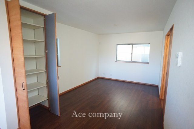 【居間・リビング】 | 八尾市八尾木北5丁目 | 【LDK：14.6帖】リビング中央に収納あります♪