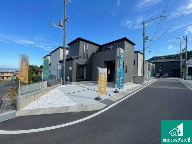 ★現地見学可能！★大津市坂本　新築一戸建ての前面道路含む現地写真|周辺は閑静な住宅街！前面道路広々で車の出し入れも便利です。駐車が苦手な方でも安心して車庫入れできます！