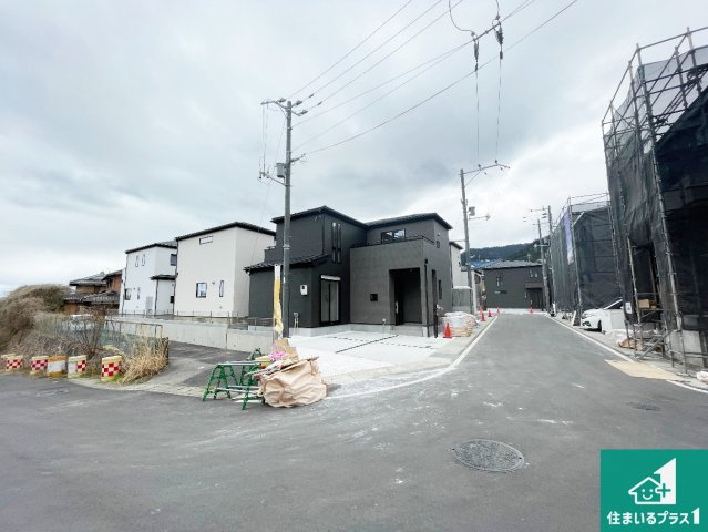 ★現地見学可能！★大津市坂本　新築一戸建ての前面道路含む現地写真|周辺は落ち着いた街並みの住宅地！子育てがしやすい住環境です！まだ未完成ですが、現地でしかわからない事もございます。是非一度ご覧ください。