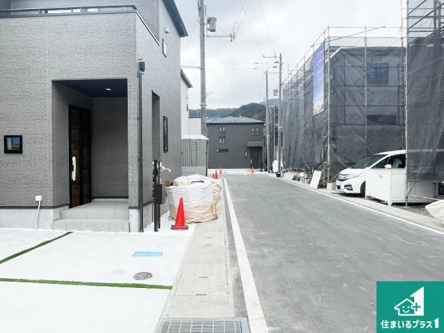 ★現地見学可能！★大津市坂本　新築一戸建ての前面道路含む現地写真|周辺は落ち着いた街並みの住宅地！子育てがしやすい住環境です！まだ未完成ですが、現地でしかわからない事もございます。是非一度ご覧ください。