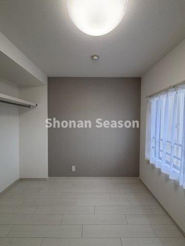 【洋室】 | 各お部屋に窓が備わり、風通し良く気持ちよい室内空間です。