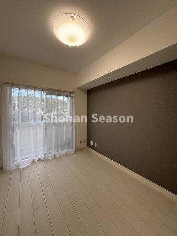 【居間・リビング】 | バルコニーから陽光降り注ぐ明るい室内です。