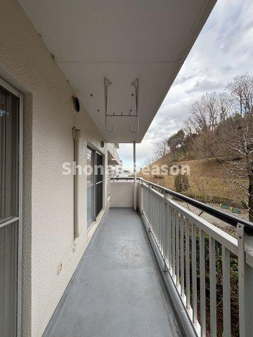 【バルコニー】 | LDKと洋室に２部屋から出入りができる続きバルコニー。