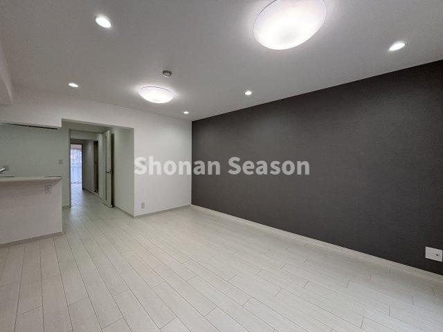 【居間・リビング】 | 内装リフォームし、気持ちよく生活がお迎えできる中古マンションです。
