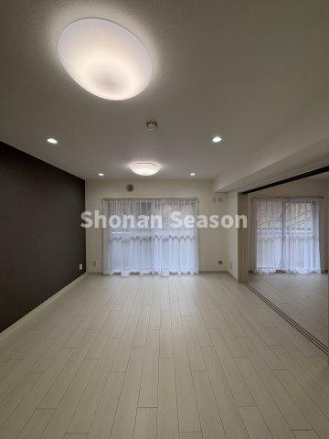 【居間・リビング】 | 一部アクセントクロスを使用し、メリハリあるおしゃれな内装に♪