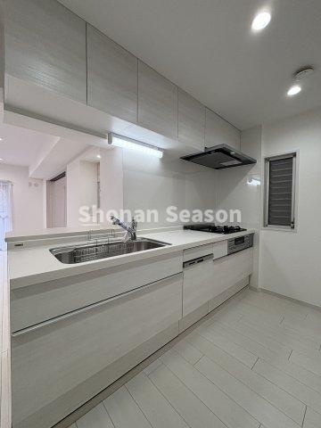 【キッチン】 | 広いシンクに作業台で、お料理効率もUPするシステムキッチンを搭載。