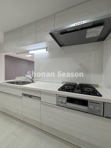 【キッチン】 | キッチン上部には吊戸棚も備わり、調理器具もスッキリ片付きます。