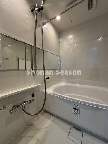 【浴室】 | 大人もゆったりご入浴できる広々としたユニットバスに新規交換済み◎　
適温に沸かし直しができる「追い焚き機能」付きです。