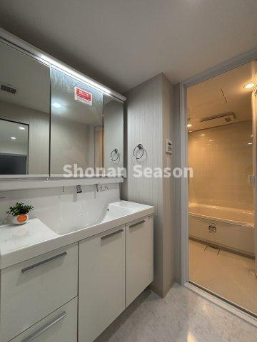 【独立洗面台】 | 大きな三面鏡は、髪の毛のセットや身支度もしやすいですよ。