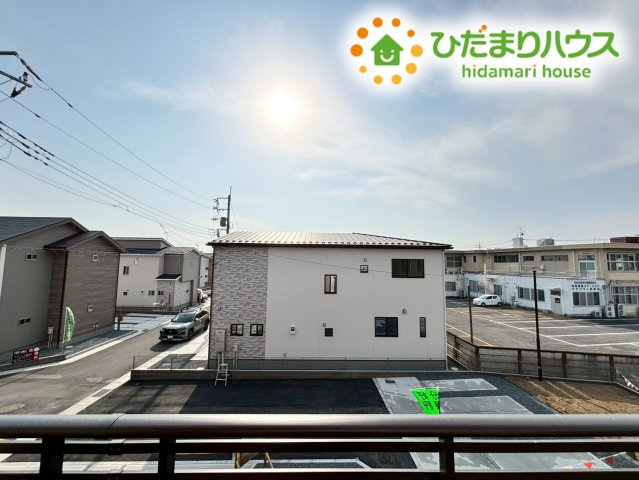 本庄市小島6丁目　13期　新築一戸建て　05の展望|バルコニーからの景色は遮るものが少なく、開放感があります！
周囲に高い建物が隣接していないため、青空を広く見渡すことができますね！