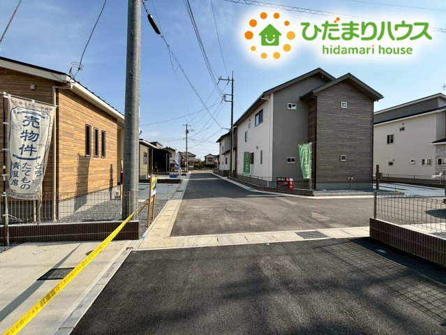 本庄市小島6丁目　13期　新築一戸建て　05の前面道路含む現地写真|物件前の道路は交通量も比較的落ち着いているため、お子様と一緒に手をつないで歩く際や、車庫入れの際も落ち着いて作業ができます♪