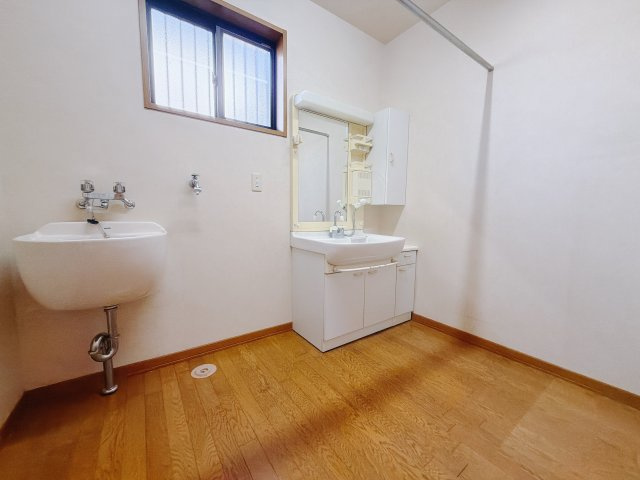 【中古戸建】伊勢崎市八幡町の独立洗面台|■洗面室｜大きな鏡で朝の身支度もラクラク♪毎日の忙しい準備が楽しくなる洗面所です(^^♪