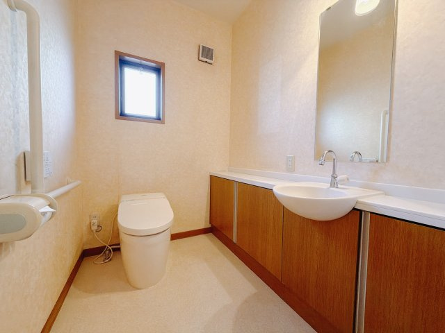 【中古戸建】伊勢崎市八幡町のトイレ|■トイレ｜窓付きのトイレになっていますので、常に換気もできるので綺麗を保てます。