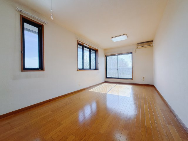 【中古戸建】伊勢崎市八幡町の洋室|■2階洋室｜お子様の一人部屋にピッタリな洋室。木のぬくもりを感じるフローリングは、天然木の味わいが時とともに深みを増していきます。また、傷にも強く、フリーワックスでお手入れもラクラクです♪