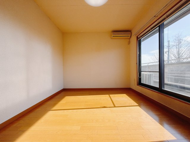 【中古戸建】伊勢崎市八幡町の洋室|■2階洋室｜ナチュラルカラーの床です。模様替えなどとても楽しく工夫できます♪陽当たり、風通しもとても良いので毎日快適な生活スタートです！子供部屋にも良いですね♪