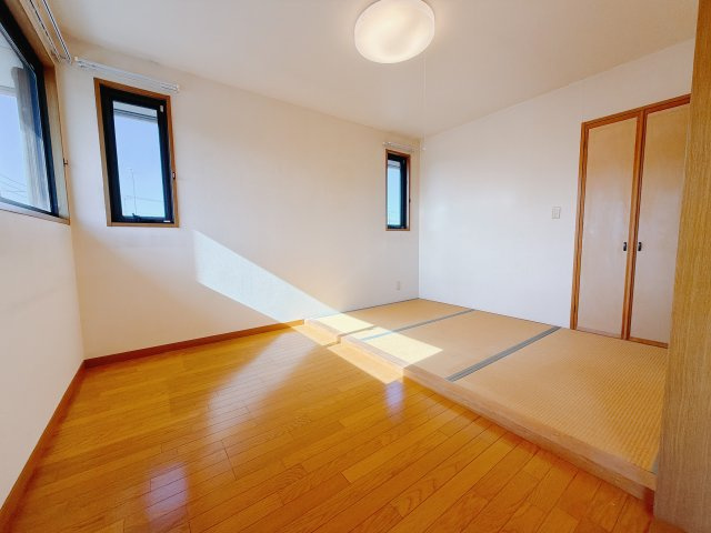 【中古戸建】伊勢崎市八幡町の洋室|■2階洋室｜2階各居室には収納をご用意しています♪常にお部屋を綺麗に保てます！小さなお子様も自然とお片付けができるようになるのでうれしいですよね！