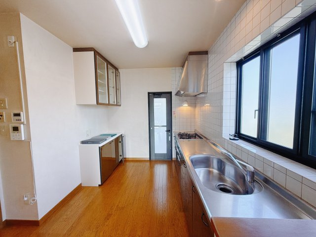 【中古戸建】伊勢崎市八幡町のキッチン|■キッチン｜大きなお鍋や調理用具のも出し入れラクラクな収納がたっぷり！毎日使う場所だからこそ、無理のない姿勢で作業できるのは嬉しいポイントですね(*＾＾*)♪