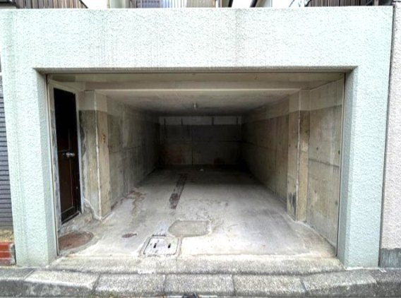 明石市朝霧台の駐車場|ビルトイン⾞庫付き♪（車種による）