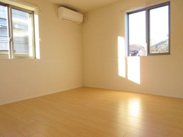 プレシアの寝室|★明るいフロ－リングの角部屋です★