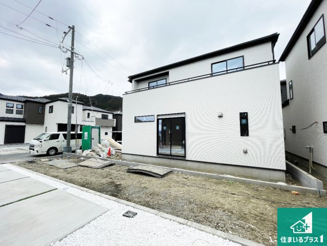 大津市坂本　新築一戸建ての前面道路含む現地写真|周辺は落ち着いた街並みの住宅地！子育てがしやすい住環境です！まだ未完成ですが、現地でしかわからない事もございます。是非一度ご覧ください。