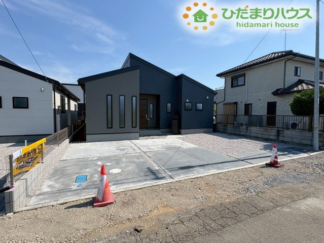 深谷市田中　第3　新築一戸建て　リーブルガーデン　01の外観|青空に映えるスタイリッシュで洗練された平屋デザインの現地外観です！ワンフロア設計のため、将来にわたって長く快適に暮らせる安心感があります。前面も広く開けており、毎日気持ちよくスムーズに出入りできます。