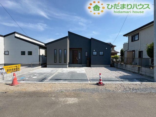 深谷市田中　第3　新築一戸建て　リーブルガーデン　01の駐車場|お車の運転が苦手な方でもストレスなく並列で駐車ができる、広々としたカースペースです！お隣との間隔も程よく確保されているため、小さなお子様をチャイルドシートへ乗せ降ろしする際も、ドアの開閉が楽々です♪