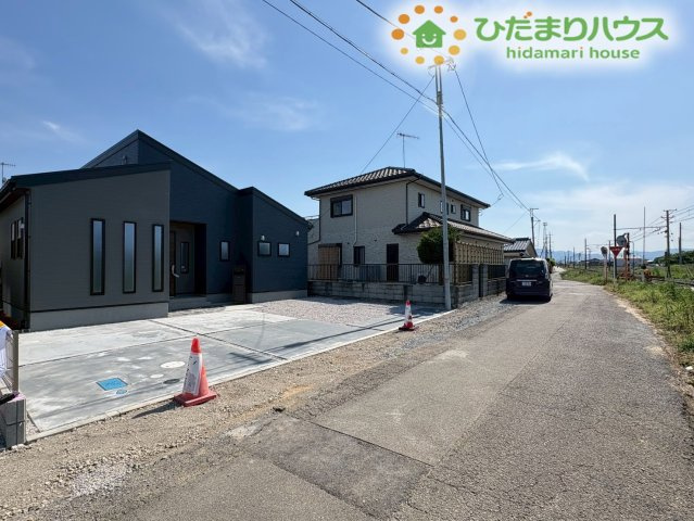 深谷市田中　第3　新築一戸建て　リーブルガーデン　01の前面道路含む現地写真|見通しが良く、お車のすれ違いも落ち着いて行えるゆとりある幅員の前面道路です。周辺は交通量が少なく穏やかな環境のため、小さなお子様がいるご家庭でも、毎日の通学や送り迎えの時間を安心して迎えられます！