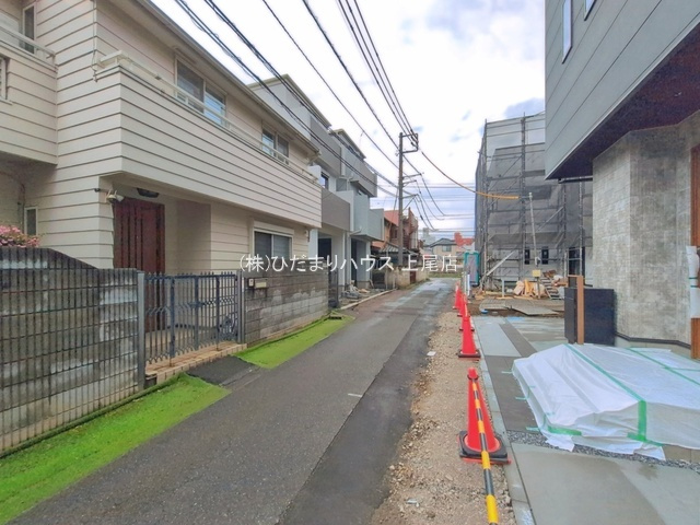 上尾市谷津第1　新築戸建　ハートフルAの前面道路含む現地写真