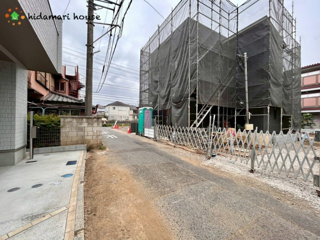 上尾市谷津第1　新築戸建　ハートフルAの前面道路含む現地写真